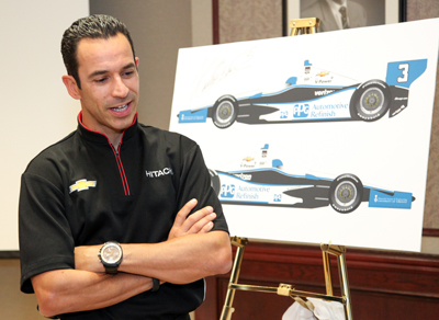 Hélio Castroneves with a poster of his racecar (Photo: Roberta Baker).
